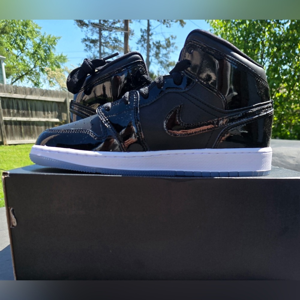 Air Jordan 1 MID SE (GS) Size 6.5Y/ W 8 New